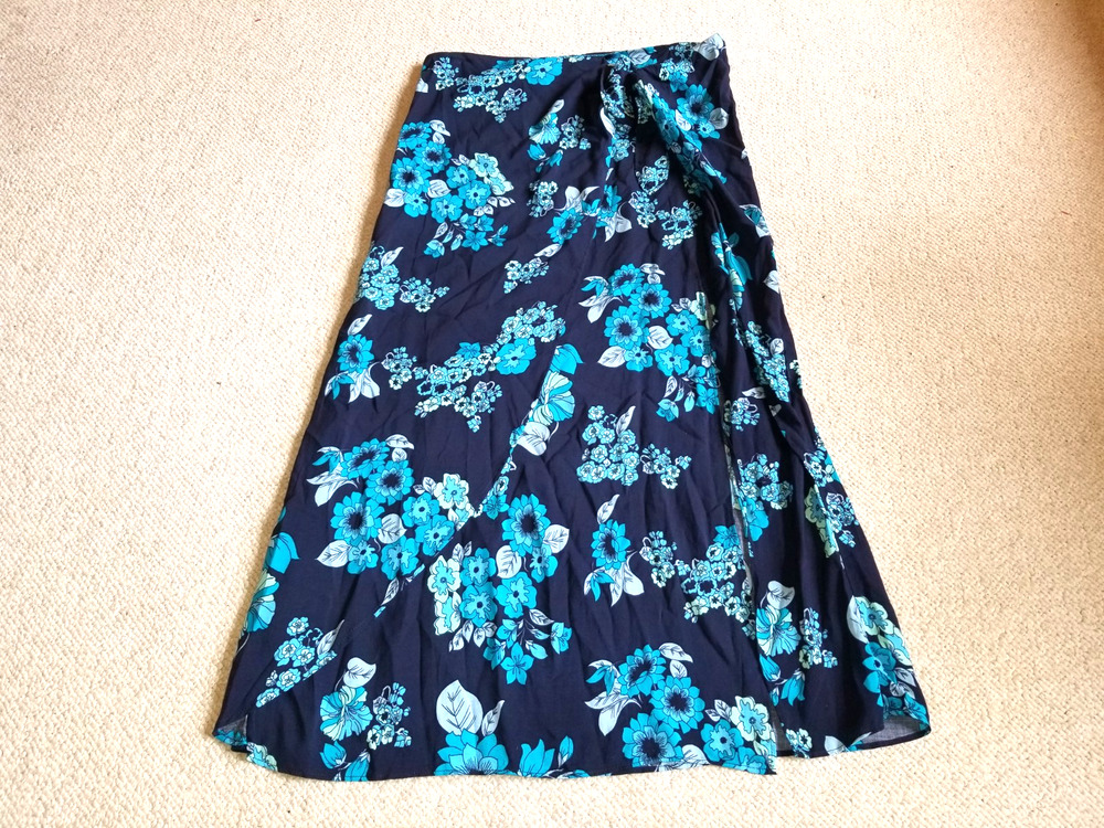 Womens Skirt-FREE PEOPLE-navy/blue floral rayon "Sunray Sarong" side slit BOHO-8
